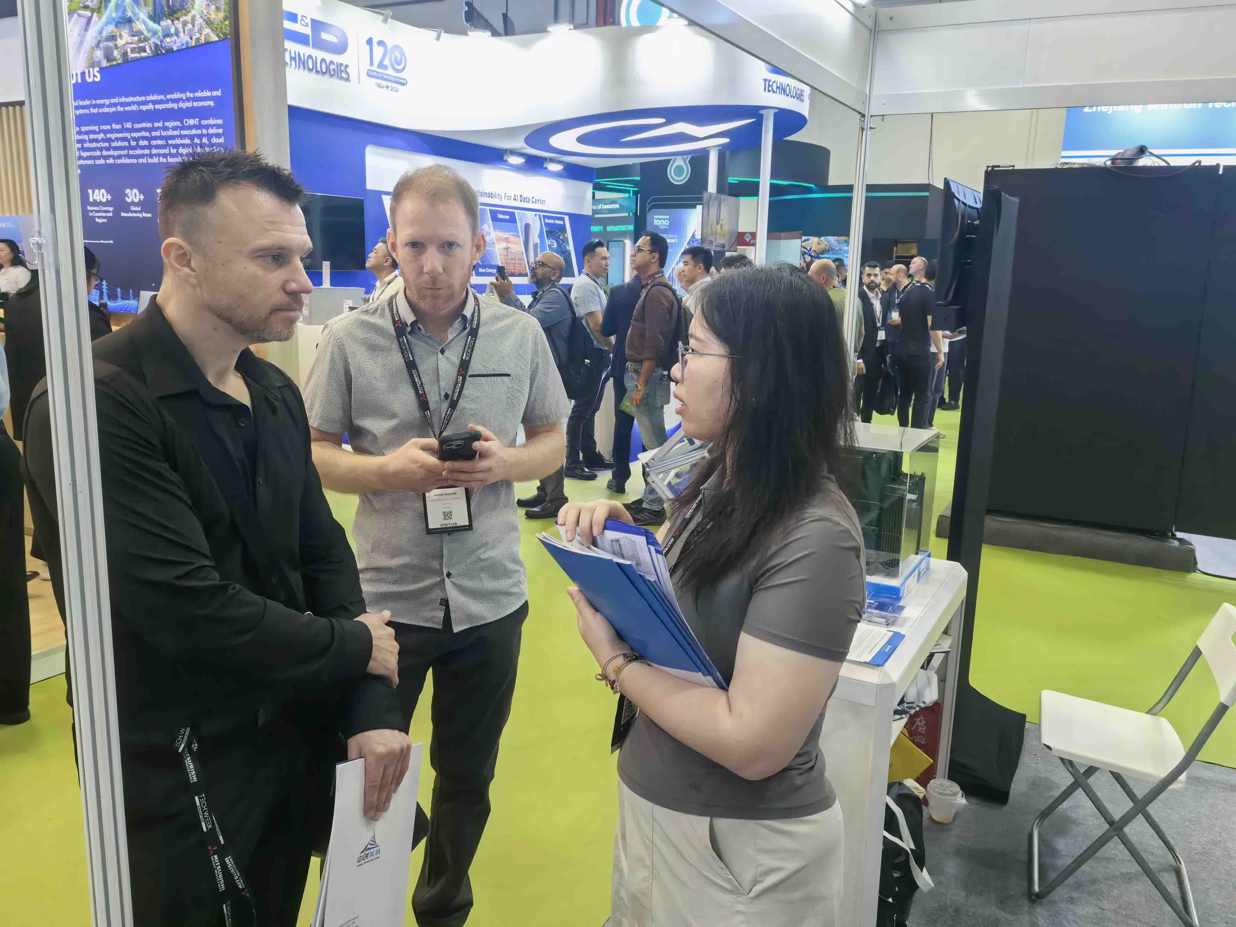 Pearl Electric sales engineer explains the transformer to a customer.