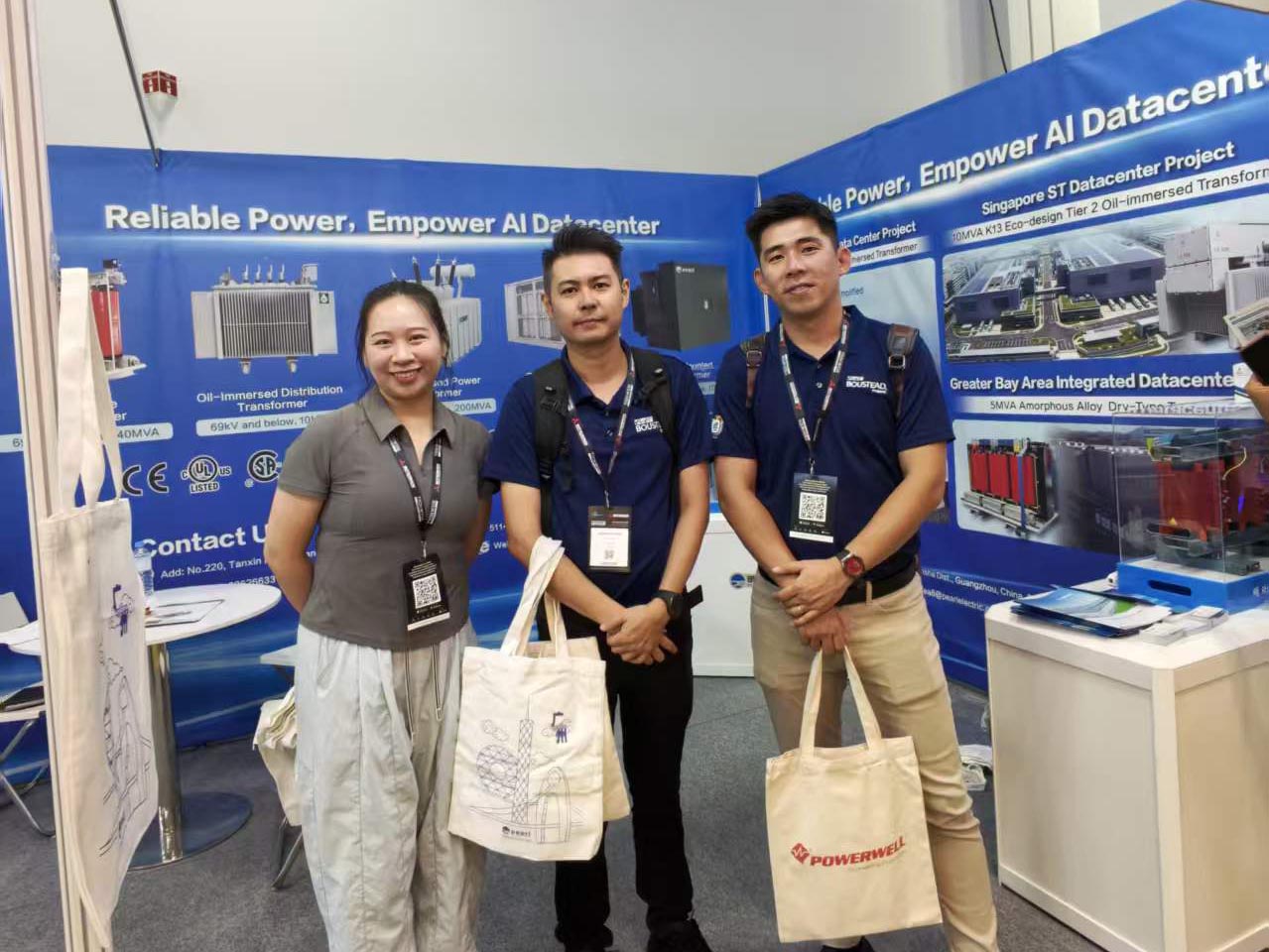 Pearl Electric transformer sales engineer poses for a photo with a customer at the exhibition